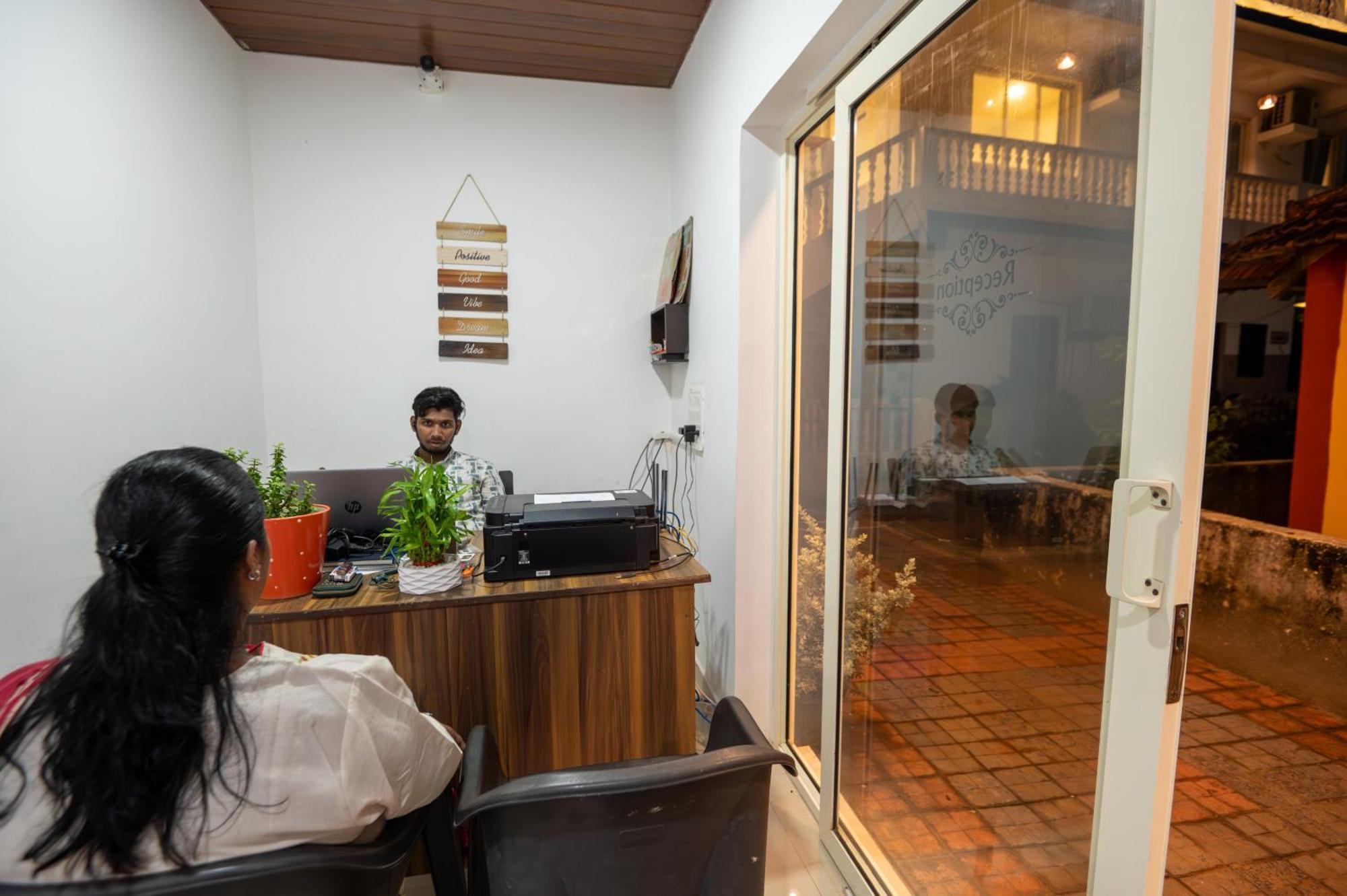 Morjim Sea Waves-Beach Front Hotel ภายนอก รูปภาพ