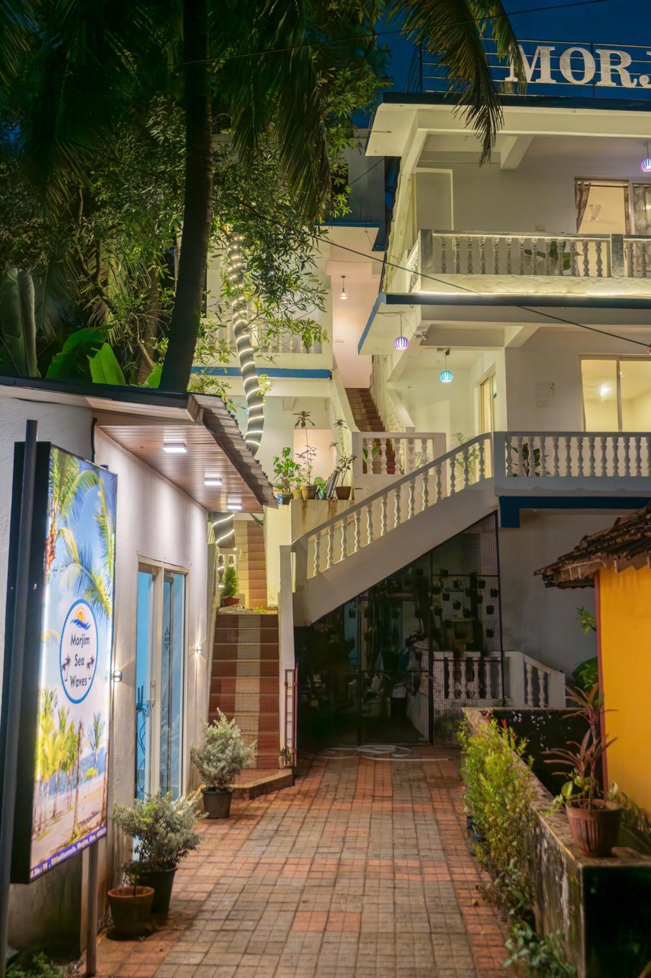 Morjim Sea Waves-Beach Front Hotel ภายนอก รูปภาพ