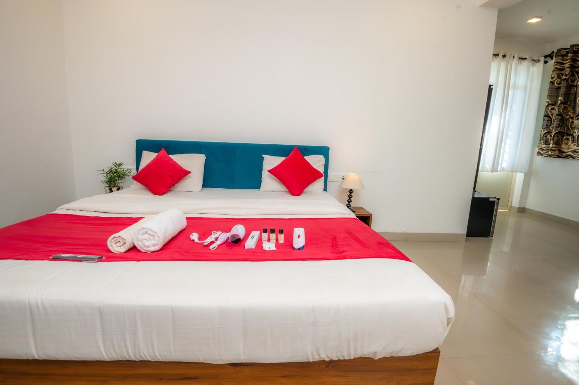 Morjim Sea Waves-Beach Front Hotel ภายนอก รูปภาพ