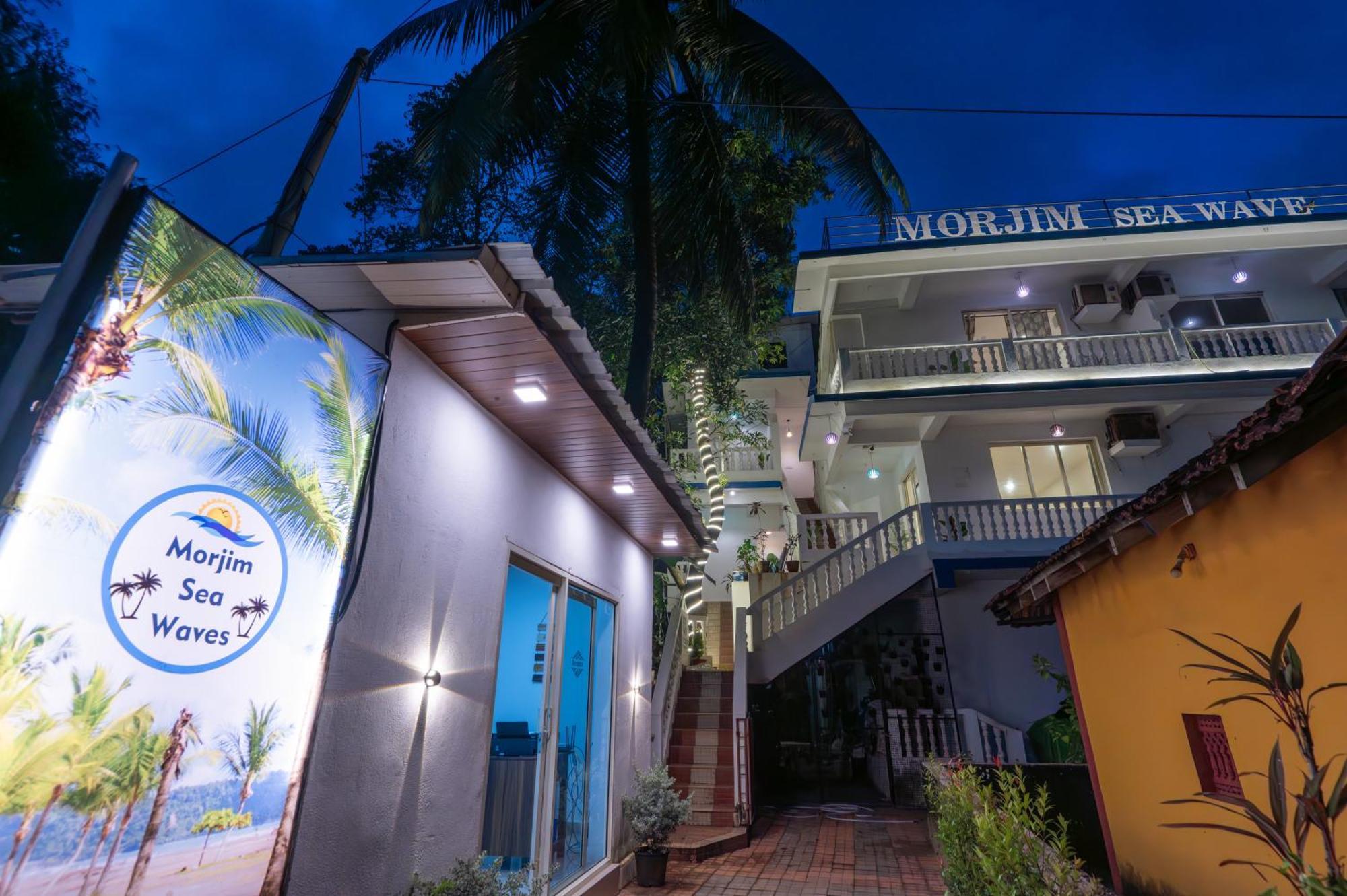 Morjim Sea Waves-Beach Front Hotel ภายนอก รูปภาพ