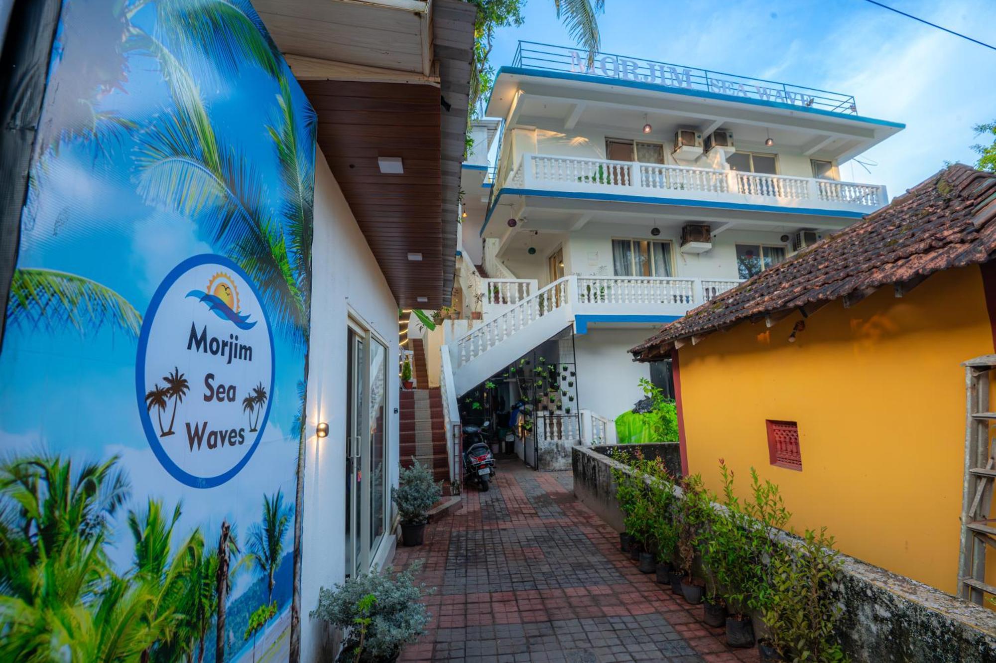 Morjim Sea Waves-Beach Front Hotel ภายนอก รูปภาพ