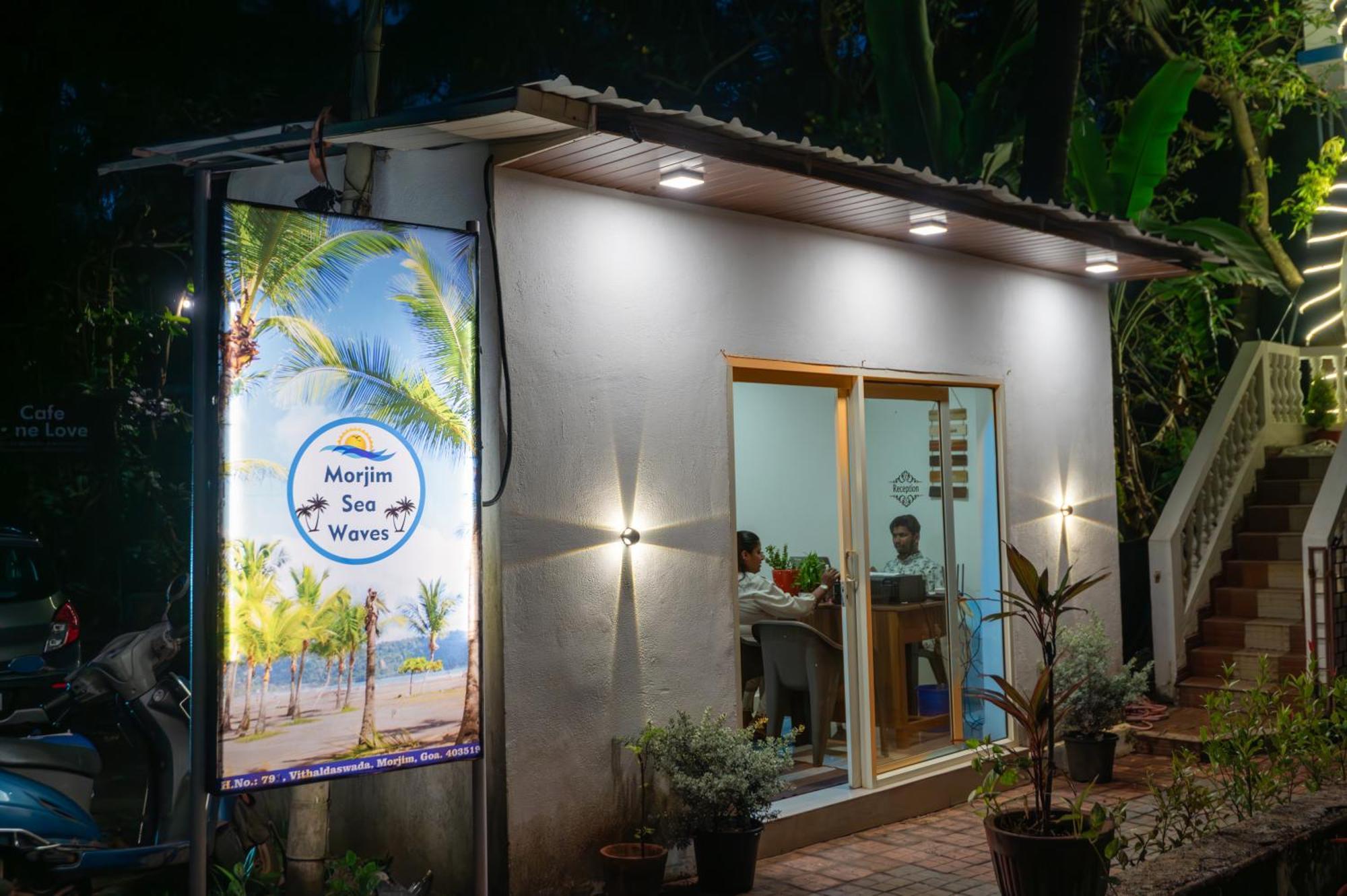 Morjim Sea Waves-Beach Front Hotel ภายนอก รูปภาพ